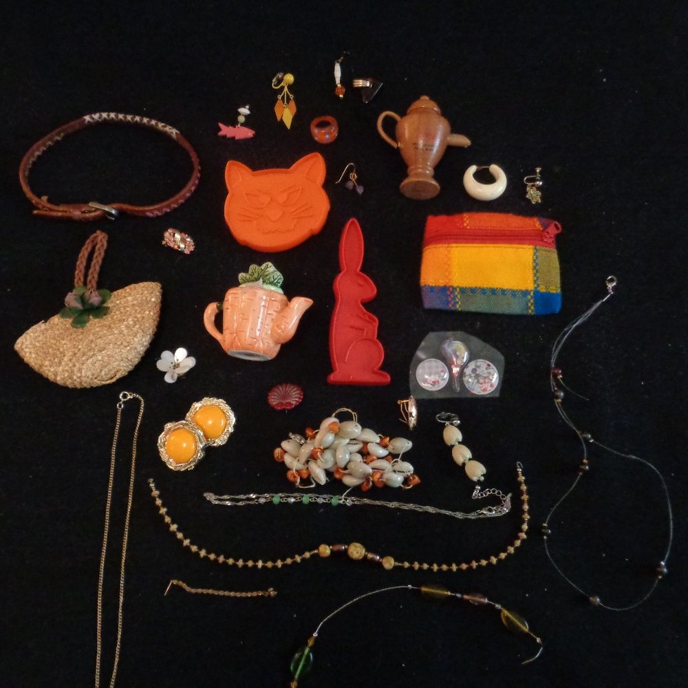 JUNK DRAWER JEWELRY PARTS DOLLY ITEMS COOKIE CUTTERS DODADS LOT